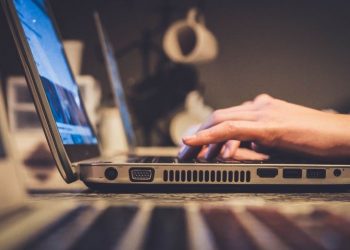 Acuzații de FRAUDĂ prin Whatsapp la Facultatea de Drept din București | 49 de studenți din anul I, propuși pentru EXMATRICULARE