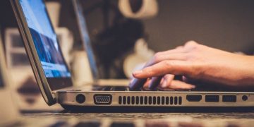 Acuzații de FRAUDĂ prin Whatsapp la Facultatea de Drept din București | 49 de studenți din anul I, propuși pentru EXMATRICULARE