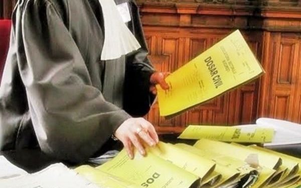 Zeci de mii de euro DAUNE MORALE pentru grefierele care lucrau într-un birou de 14 mp