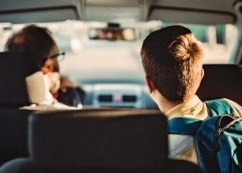 ATENȚIE! Părinții care opresc mașina în fața școlilor pentru a-și lua copiii riscă AMENZI de peste 700 de lei