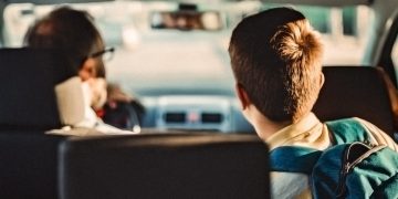 ATENȚIE! Părinții care opresc mașina în fața școlilor pentru a-și lua copiii riscă AMENZI de peste 700 de lei