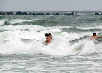 12.000 de euro, despăgubiri morale după înecul unui adolescent aflat într-o tabără, la mare