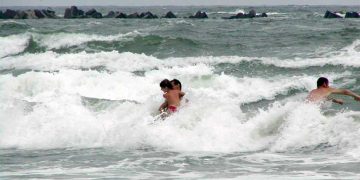 12.000 de euro, despăgubiri morale după înecul unui adolescent aflat într-o tabără, la mare