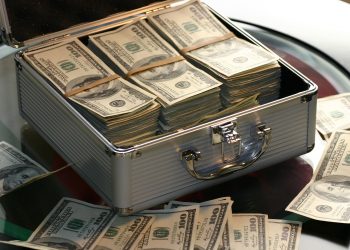 Aproape 1 MILIARD de dolari, transferați din greșeală | Banca poate recupera doar jumătate din bani