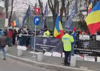 Polițiști amendați de jandarmi cu 10.000 de lei pentru că au dat cu FUMIGENE | Reacția celor sancționați: ”Jandarmii au venit să ne gazeze”