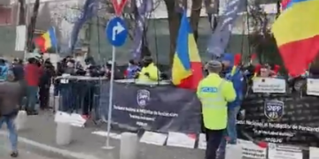 Polițiști amendați de jandarmi cu 10.000 de lei pentru că au dat cu FUMIGENE | Reacția celor sancționați: ”Jandarmii au venit să ne gazeze”
