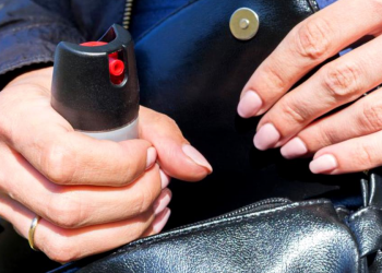 Învățătoare condamnată la ÎNCHISOARE cu suspendare după ce a pulverizat spray lacrimogen spre elevi