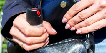 Învățătoare condamnată la ÎNCHISOARE cu suspendare după ce a pulverizat spray lacrimogen spre elevi