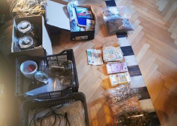 Operațiune de prindere a unor TRAFICANȚI care transportau un colet cu aproape 10 kilograme de cannabis | Cinci persoane au fost reținute de DIICOT