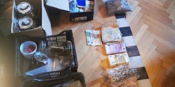 Operațiune de prindere a unor TRAFICANȚI care transportau un colet cu aproape 10 kilograme de cannabis | Cinci persoane au fost reținute de DIICOT