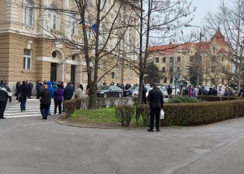 Aglomerație în fața Palatului de Justiție din Oradea | Sute de persoane au fost citate într-un dosar al DNA referitor la mita de la Serviciul de Expertiză Medicală Bihor