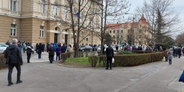 Aglomerație în fața Palatului de Justiție din Oradea | Sute de persoane au fost citate într-un dosar al DNA referitor la mita de la Serviciul de Expertiză Medicală Bihor