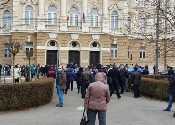 Aglomerație în fața Palatului de Justiție din Oradea | Sute de persoane au fost citate într-un dosar al DNA referitor la mita de la Serviciul de Expertiză Medicală Bihor