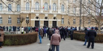 Aglomerație în fața Palatului de Justiție din Oradea | Sute de persoane au fost citate într-un dosar al DNA referitor la mita de la Serviciul de Expertiză Medicală Bihor