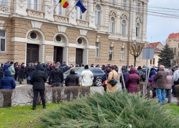 Aglomerație în fața Palatului de Justiție din Oradea | Sute de persoane au fost citate într-un dosar al DNA referitor la mita de la Serviciul de Expertiză Medicală Bihor