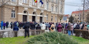 Aglomerație în fața Palatului de Justiție din Oradea | Sute de persoane au fost citate într-un dosar al DNA referitor la mita de la Serviciul de Expertiză Medicală Bihor