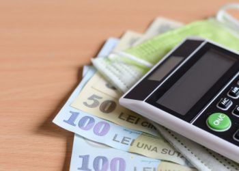 SCĂDERE semnificativă a salariilor din România | Cea mai afectată a fost industria HORECA