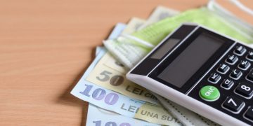SCĂDERE semnificativă a salariilor din România | Cea mai afectată a fost industria HORECA