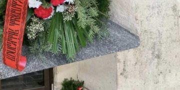 Protest la Facultatea de Drept din București | Un profesor a depus o coroană de flori: ”Educație trecută în Online – odihnă veșnică”