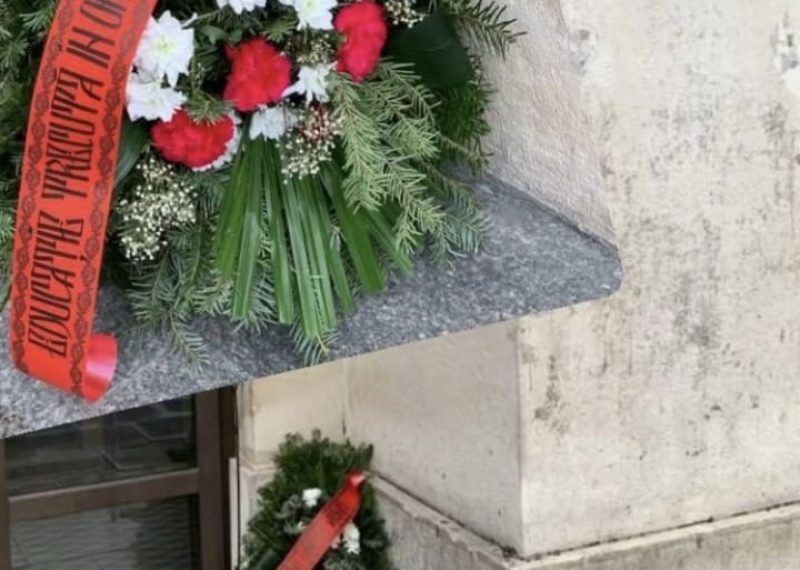 Protest la Facultatea de Drept din București | Un profesor a depus o coroană de flori: ”Educație trecută în Online – odihnă veșnică”