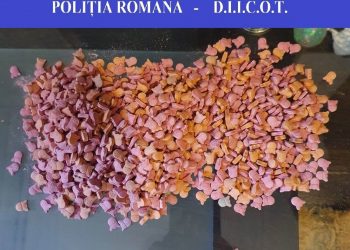 DEALERI de ecstasy, prinși în flagrant delict în parcarea Lotus Center Oradea | La percheziții au fost găsite peste 1.100 de pastile de droguri