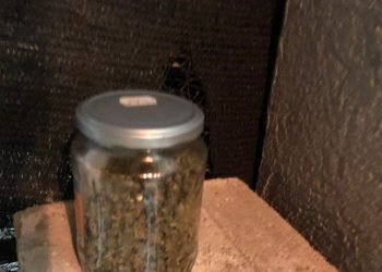 Doi bărbați, prinși în momentul în care îi aplicau o corecție unui client care nu plătise DROGURILE cumpărate