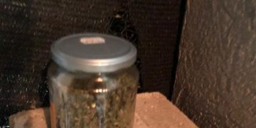 Doi bărbați, prinși în momentul în care îi aplicau o corecție unui client care nu plătise DROGURILE cumpărate