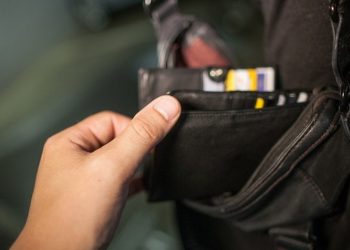 După ”lovituri” date prin autobuze, tramvaie și magazine, un hoț de buzunare a fost reținut de polițiștii din Oradea | A fost prins când încerca să fure 10 lei