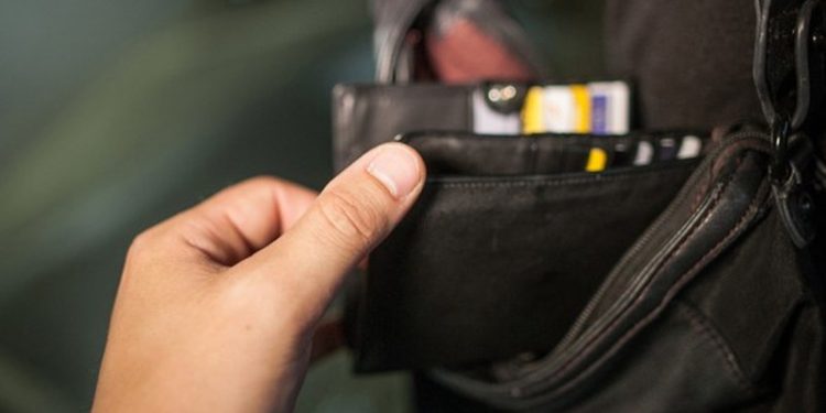 După ”lovituri” date prin autobuze, tramvaie și magazine, un hoț de buzunare a fost reținut de polițiștii din Oradea | A fost prins când încerca să fure 10 lei