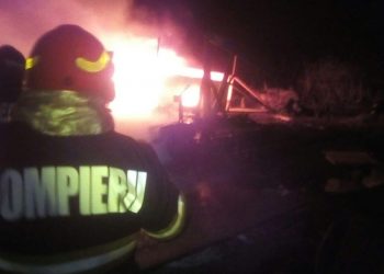 Încendiu în Oradea | 7 mașini dezmembrate au luat foc