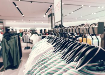 Magazinele vor fi obligate să afișeze cel mai mic preț din ultimele 30 de zile