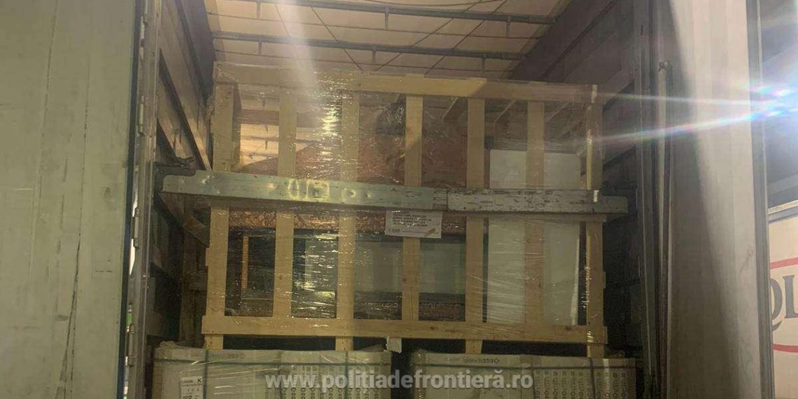 CAPTURĂ pe autostradă, la punctul de frontieră Borș II | 46 de migranți, găsiți printre cuve de mașini de spălat, în remorca unui camion