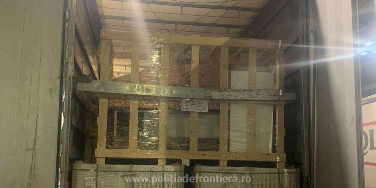 CAPTURĂ pe autostradă, la punctul de frontieră Borș II | 46 de migranți, găsiți printre cuve de mașini de spălat, în remorca unui camion