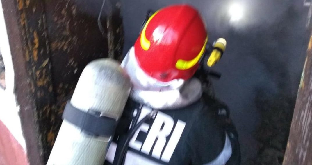 La un pas de TRAGEDIE | Adolescent ARS pe față, mâini și piept după ce a încercat să facă focul cu benzină