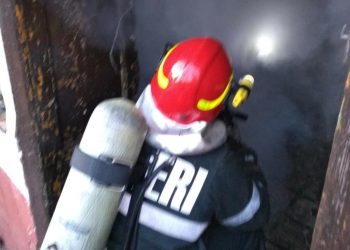 La un pas de TRAGEDIE | Adolescent ARS pe față, mâini și piept după ce a încercat să facă focul cu benzină