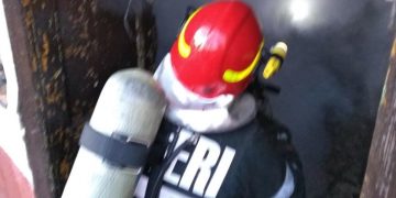 La un pas de TRAGEDIE | Adolescent ARS pe față, mâini și piept după ce a încercat să facă focul cu benzină