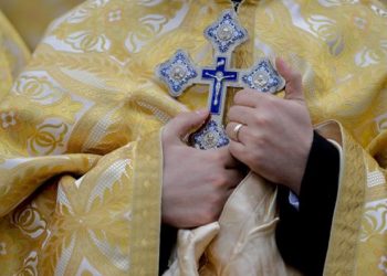 Preot AMENDAT de jandarmii care au crezut că i-a blestemat