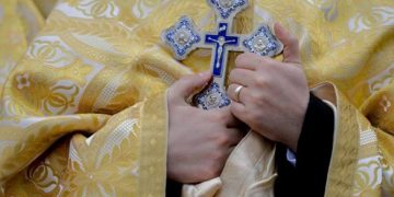 Preot AMENDAT de jandarmii care au crezut că i-a blestemat