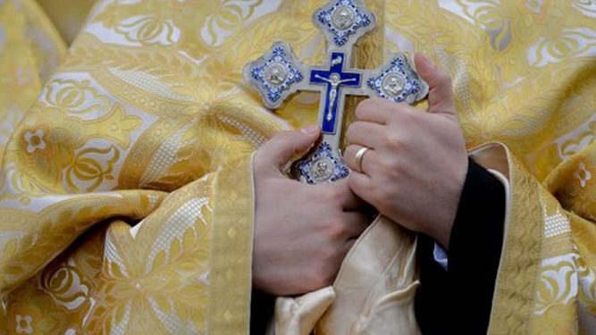Preot AMENDAT de jandarmii care au crezut că i-a blestemat