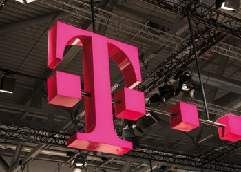 Două AMENZI de peste 63.000 de lei pentru Telekom România | Operatorul ar fi divulgat, dintr-o eroare, datele a aproape 100.000 de clienți