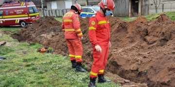 Un muncitor și-a pierdut viața după ce a fost prins sub un mal de pământ
