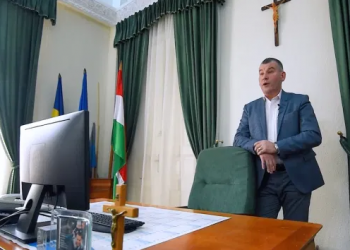 Argumentele CCR de respingere a excepției de neconstituționalitate care viza ARBORAREA drapelului României | Excepția a fost ridicată de primarul din Odorheiu Secuiesc, amendat pentru încălcarea acestei reglementări