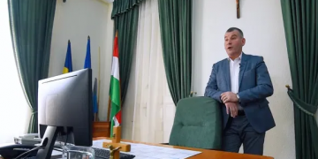 Argumentele CCR de respingere a excepției de neconstituționalitate care viza ARBORAREA drapelului României | Excepția a fost ridicată de primarul din Odorheiu Secuiesc, amendat pentru încălcarea acestei reglementări