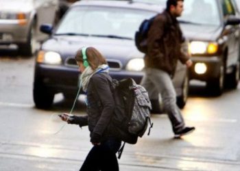 Pietonii ar putea fi AMENDAȚI pentru folosirea TELEFONULUI mobil în timpul traversării străzii