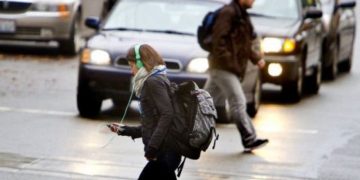 Pietonii ar putea fi AMENDAȚI pentru folosirea TELEFONULUI mobil în timpul traversării străzii