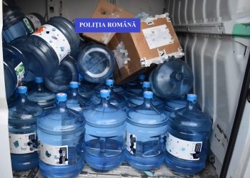 Cum să faci bani din apă… ”falsificată” | Un orădean și un sălăjean sunt acuzați că au vândut apă fără certificat de calitate îmbuteliată ilegal în bidoane cu însemnele unui cunoscut brand