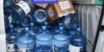 Cum să faci bani din apă… ”falsificată” | Un orădean și un sălăjean sunt acuzați că au vândut apă fără certificat de calitate îmbuteliată ilegal în bidoane cu însemnele unui cunoscut brand