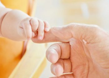 PROIECT: Durata concediului paternal ar putea crește de la cinci la zece zile
