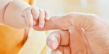 PROIECT: Durata concediului paternal ar putea crește de la cinci la zece zile