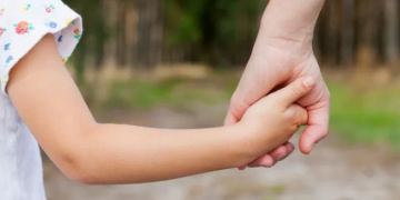 Decizie a Curții Constituționale referitoare la concediul și indemnizația pentru îngrijirea copilului bolnav: ”DISCRIMINARE pe criteriul vârstei copilului cu afecțiuni grave”